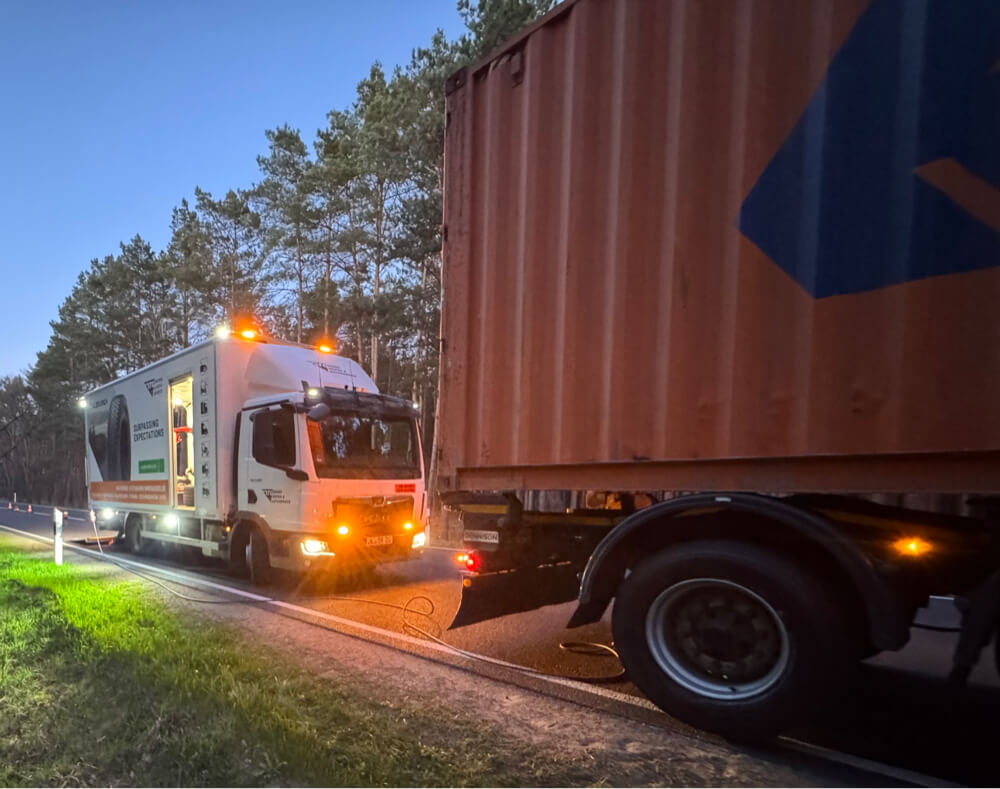 Roter Lkw mit einem defekten Reifen